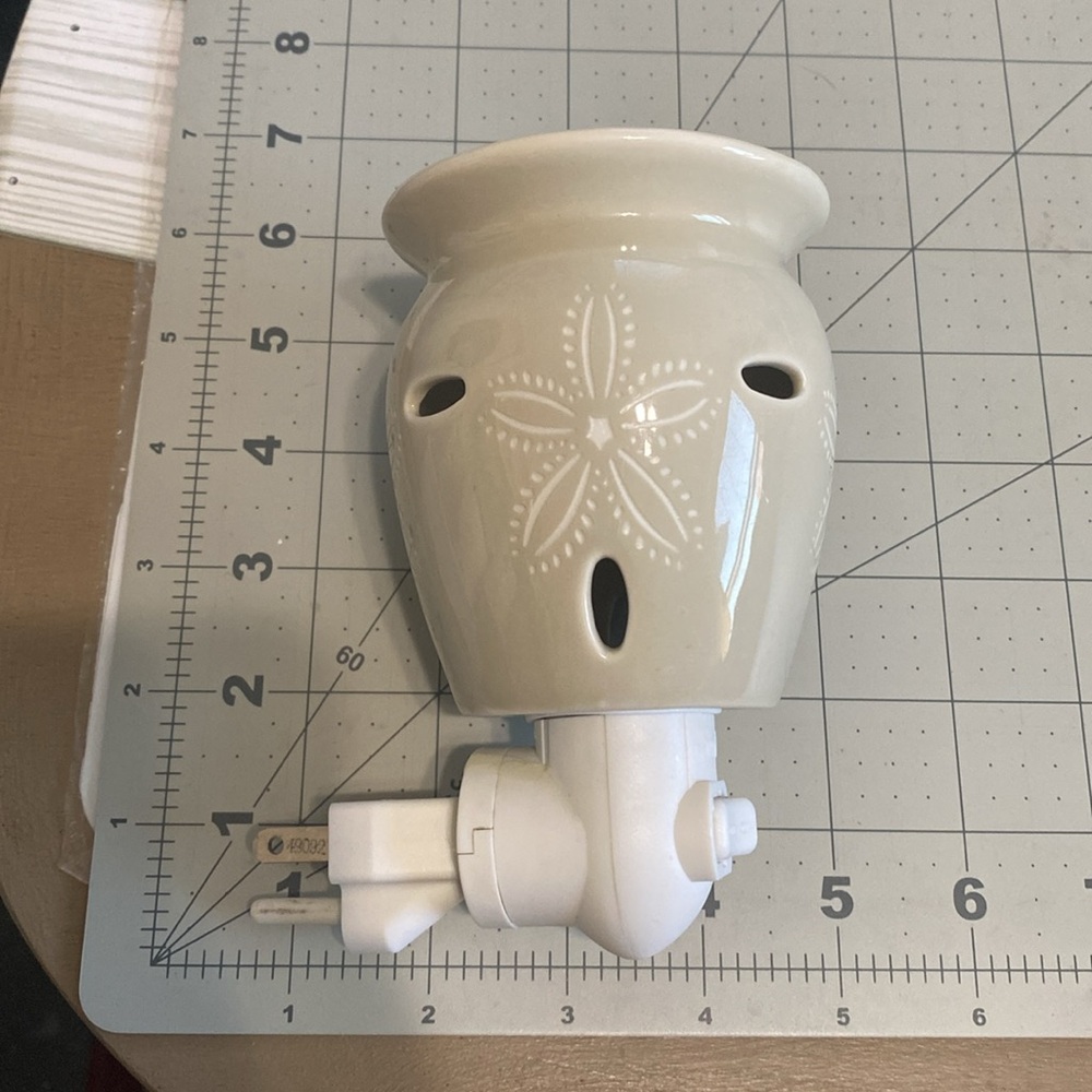 Great Scentsy Sand dollar Mini Wall Wax Warmer - Picture 3 of 3